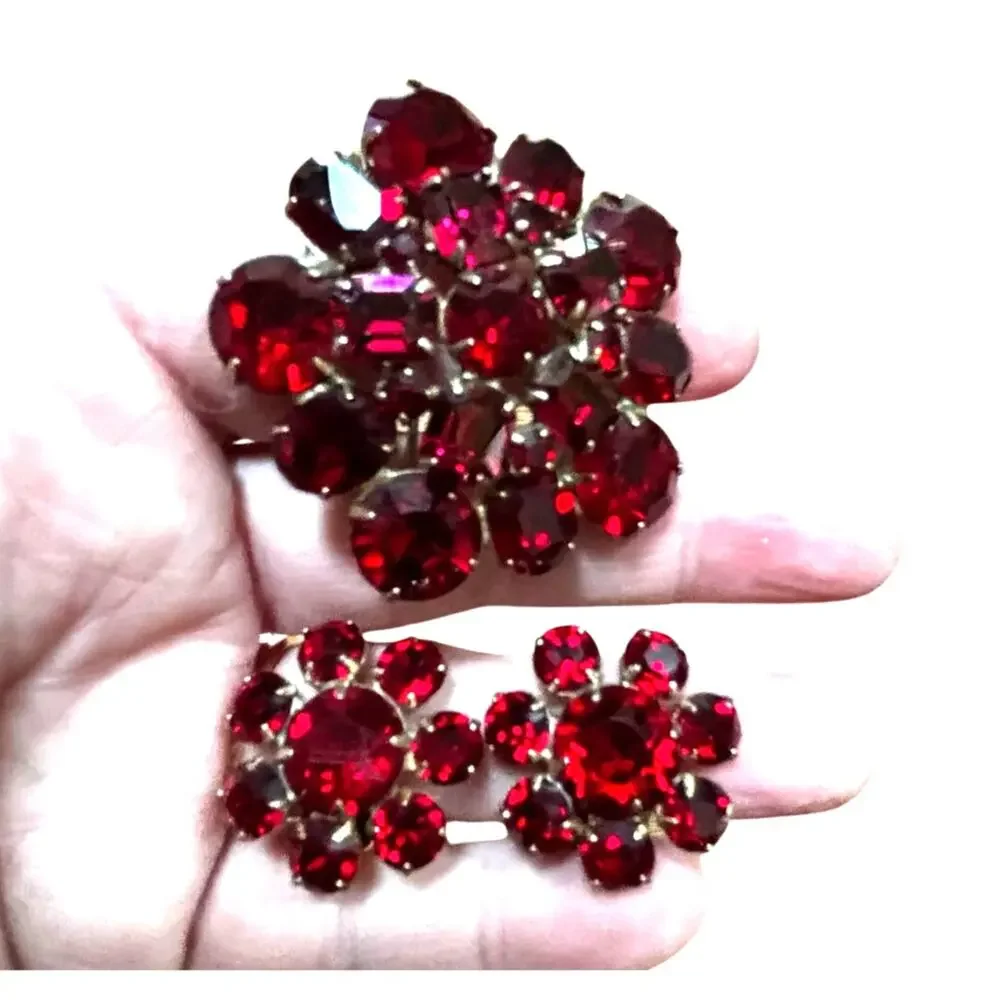 Vintage Weiss jewelry set red prong set rhinestones gold brooch & clip earrings - Picture 10 of 10